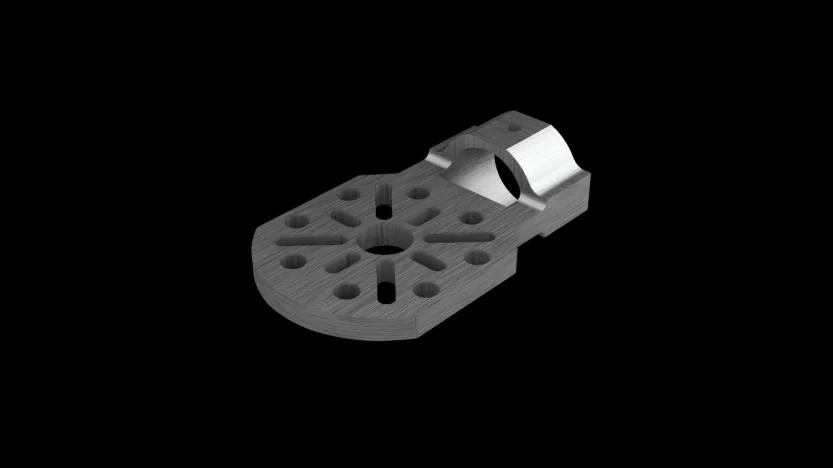 İşlenmiş motor yatağının CAD modeli: motor cıvata desenini ve hafifletme deliklerini taşıyan düz dairesel yüzey, 20 mm boruyu saran yarım daire eyere bağlanıyor.