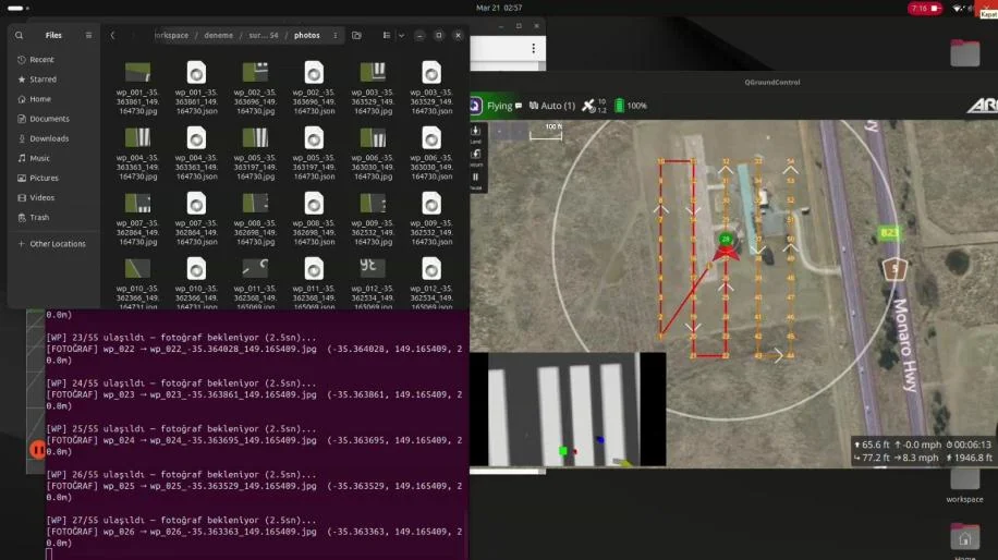 Masaüstü ekran görüntüsü: yan yana koşan Gazebo dünyası, ArduPilot SITL ve Mission Planner; solda dosya adlarında enlem-boylam taşıyan JPEG'leri listeleyen bir dosya gezgini.
